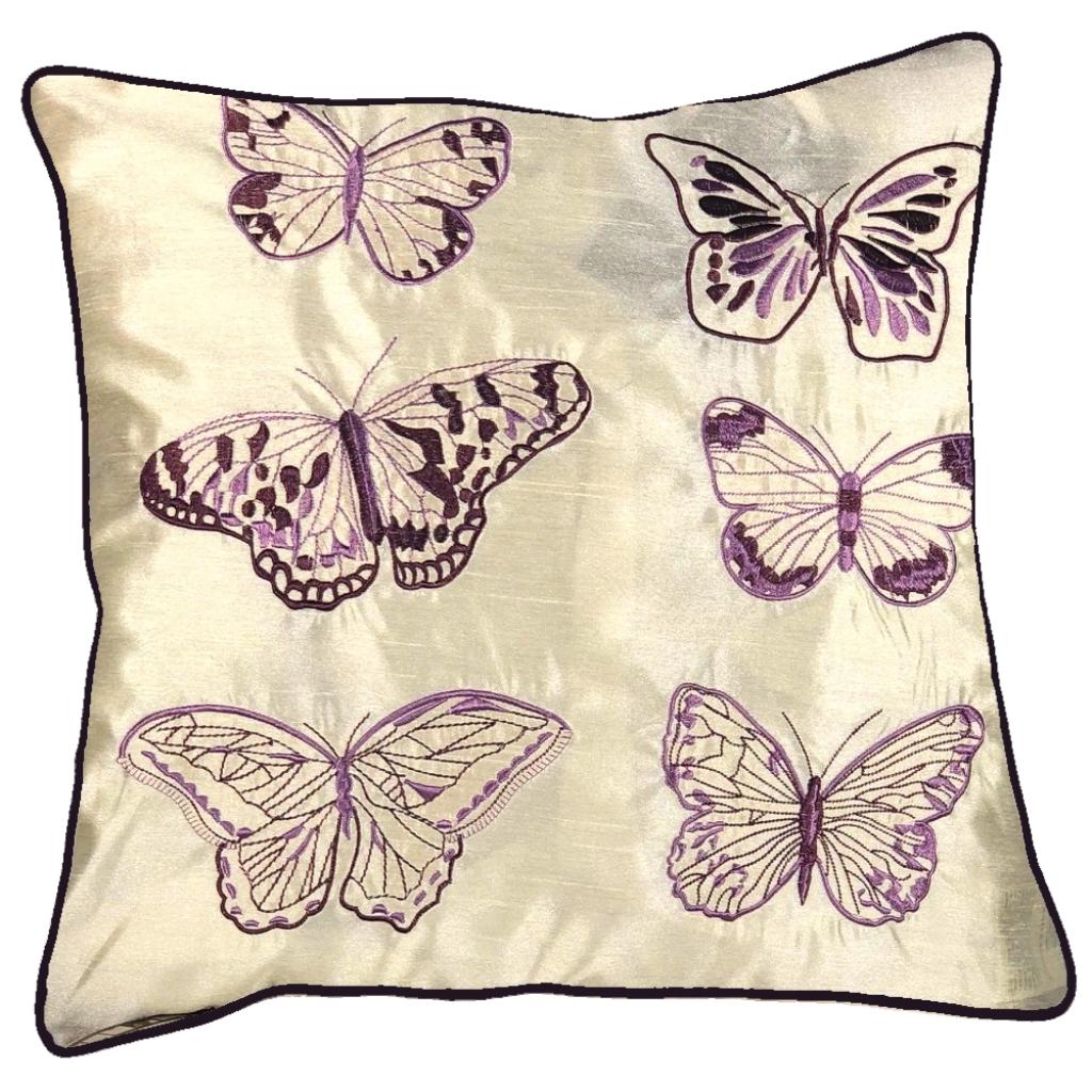 OKRASNA PREVLEKA ZA BLAZINO ENCHANTED BUTTERFLIES LILA 40/45X40/45