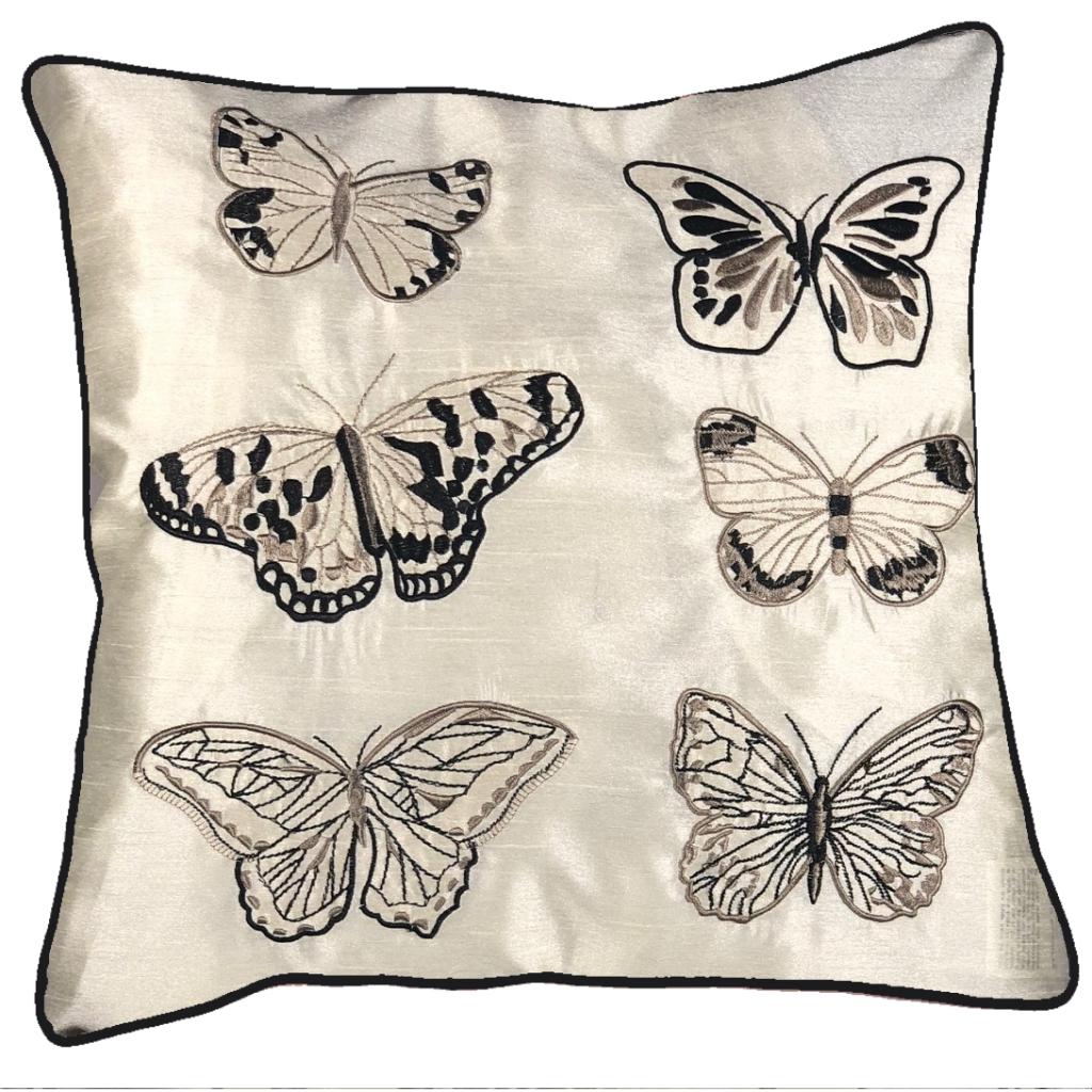 OKRASNA PREVLEKA ZA BLAZINO  ENCHANTED BUTTERFLIES KREM/ČRNA 40/45X40/45